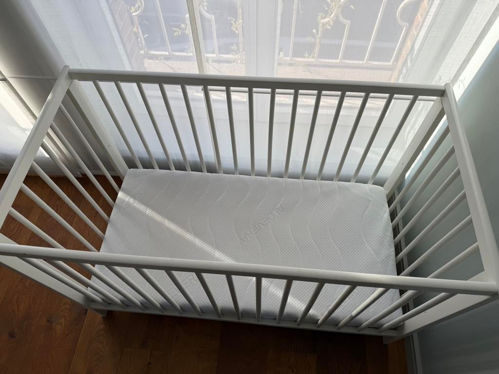Babybed met matras, Kinderen en Baby's, Ophalen, Zo goed als nieuw