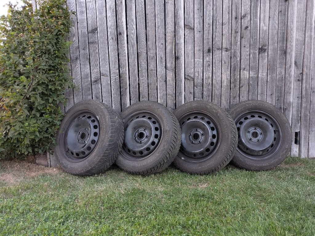 4 velgen + winterbanden + wieldoppen — Zeer goede staat, Ophalen, 16 inch, Band(en), 205 mm