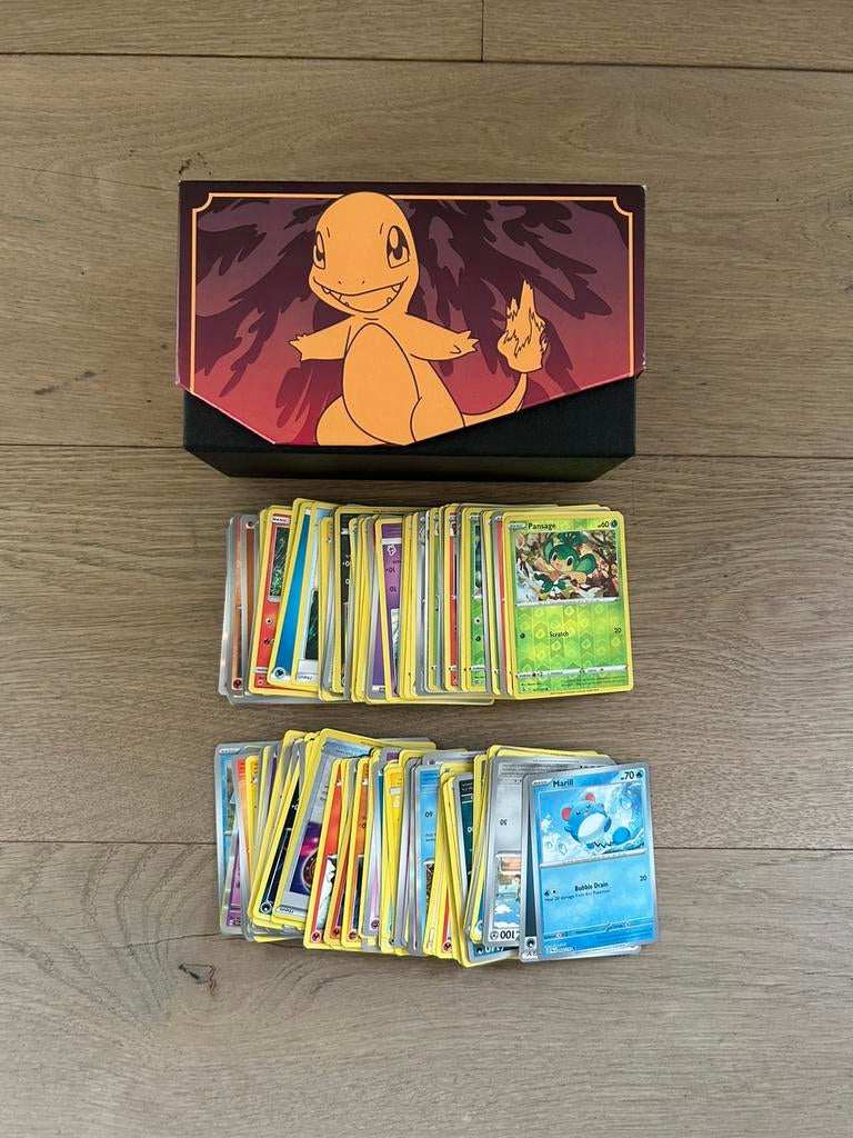200 pokemonkaarten + doos, Hobby & Loisirs créatifs, Timbres épargne, Enlèvement ou Envoi