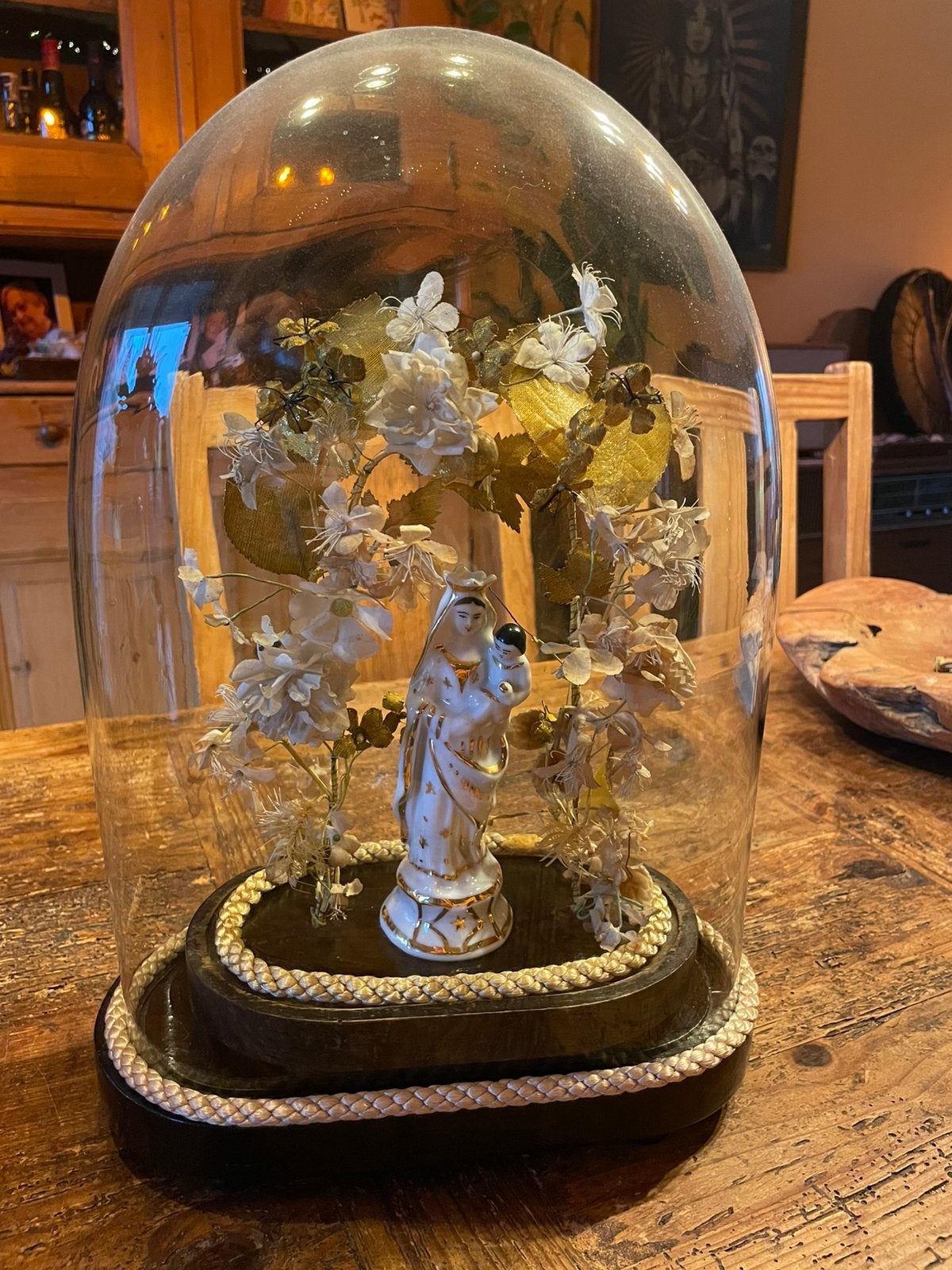 Antiek Mariabeeld met kind (19de eeuws) onder stolp met deco, Ophalen