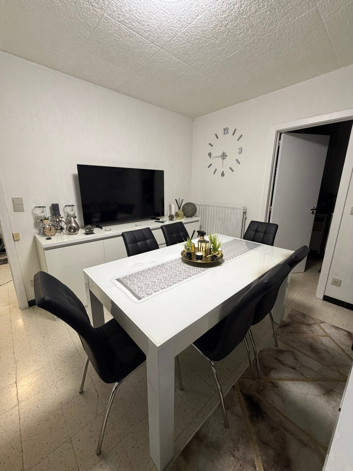 Witte eettafel met 6 stoelen te koop