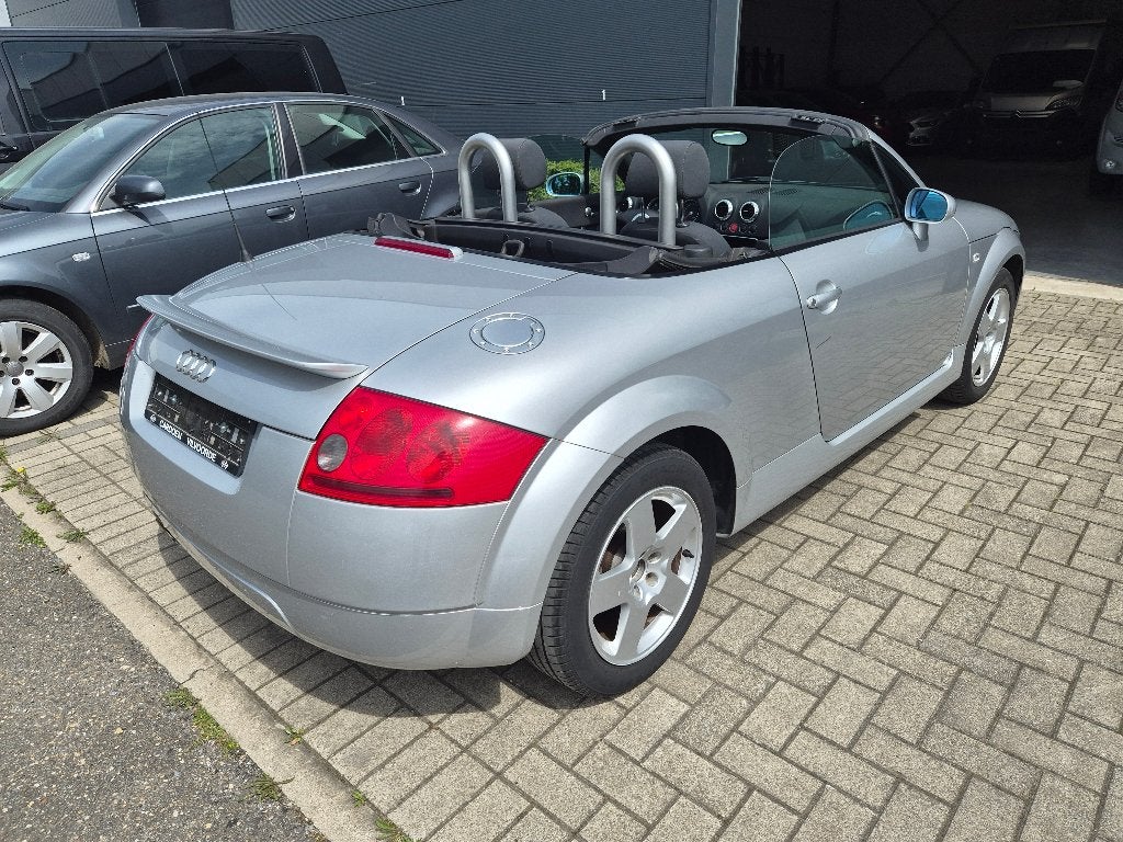 AUDI TT 1,8 TURBO 20v, Autos, Audi, Argent ou Gris, 110 kW, Boîte manuelle, Noir