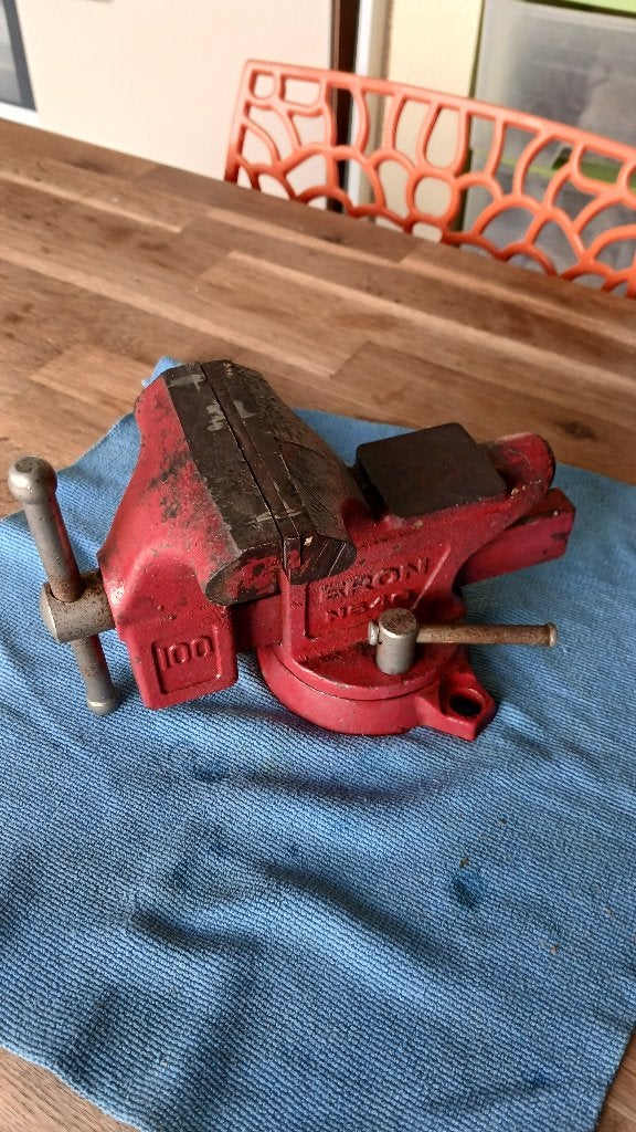 étau d'établi vintage de la marque ERON, Enlèvement, Utilisé, Étau