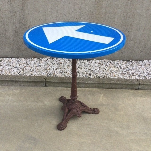 Tafeltje met gietijzeren voet en verkeersbord, Ophalen