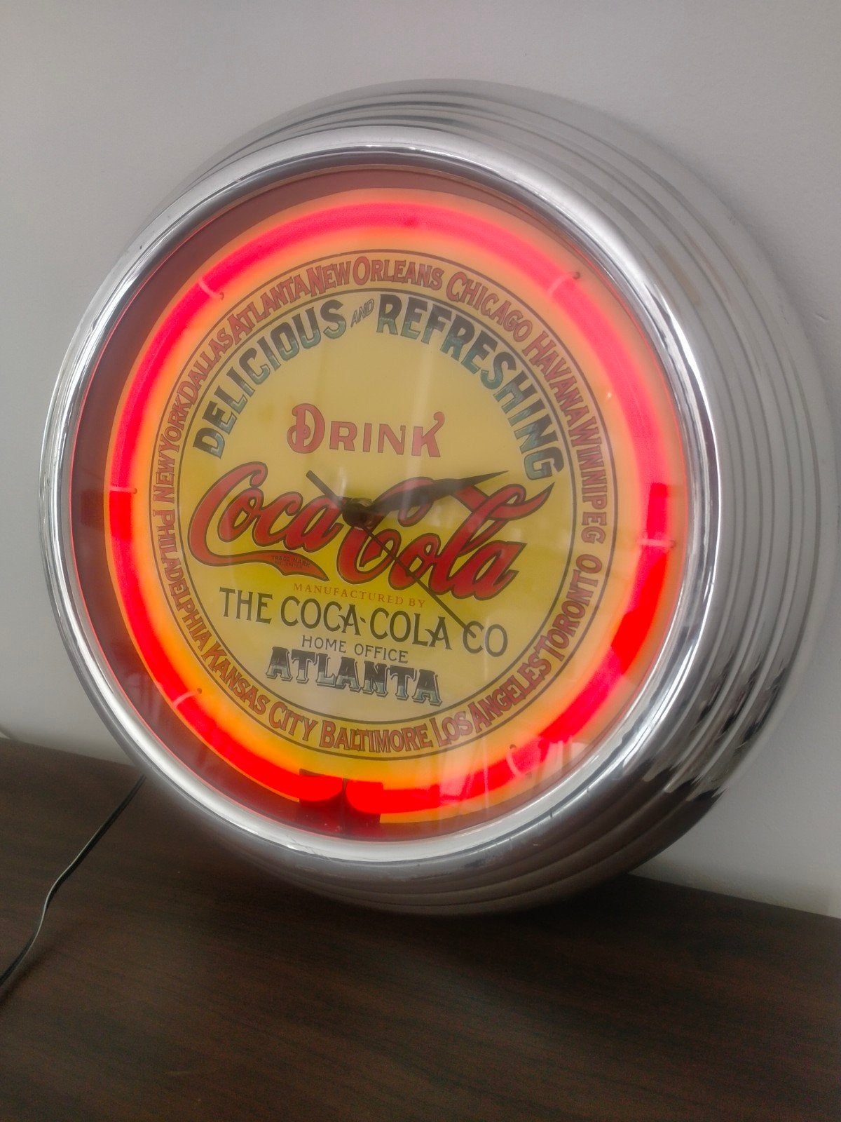 Coca Cola klok met neonverlichting ., Ophalen