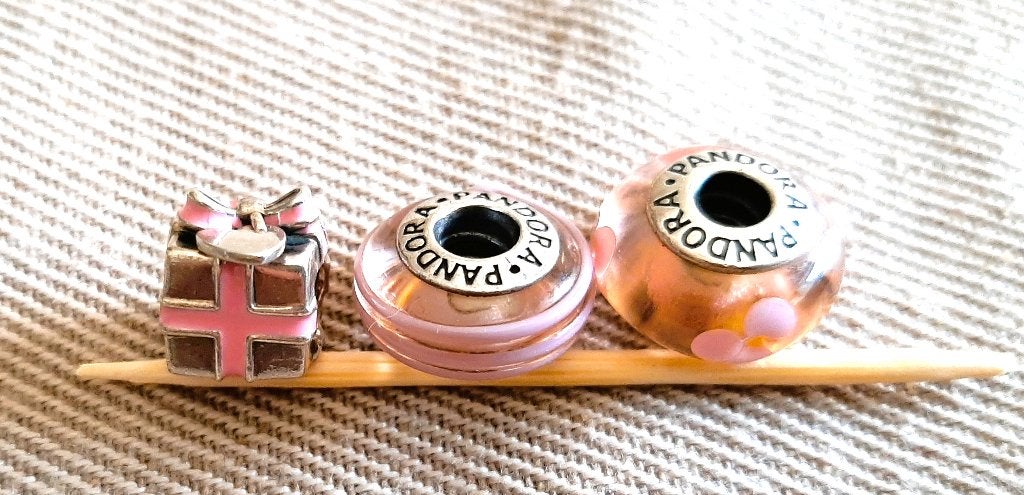 Te koop: Drie mooie leuke roze bedels van Pandora., Ophalen, Pandora, Zo goed als nieuw, 2 of 3 bedels