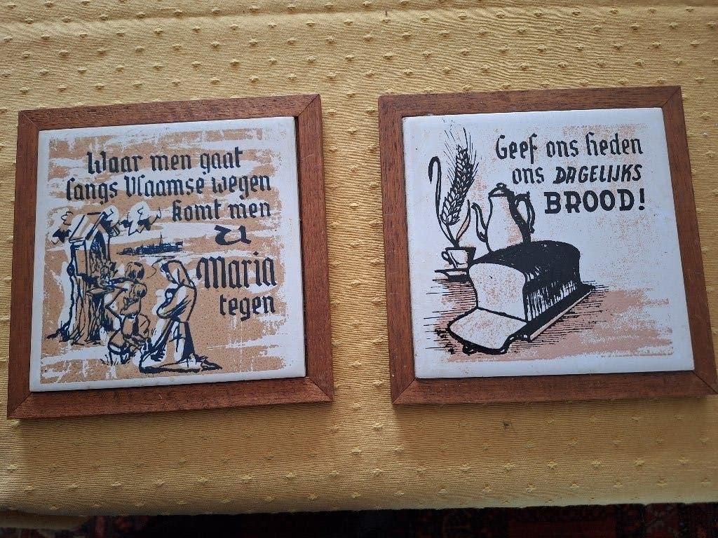 2 kaders met een religieus tegeltje, Antiek en Kunst, Ophalen