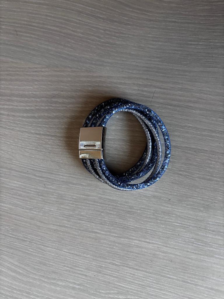 Blauw/zilverkleurige armband in heel goede staat, Handtassen en Accessoires, Armbanden, Ophalen of Verzenden, Zo goed als nieuw
