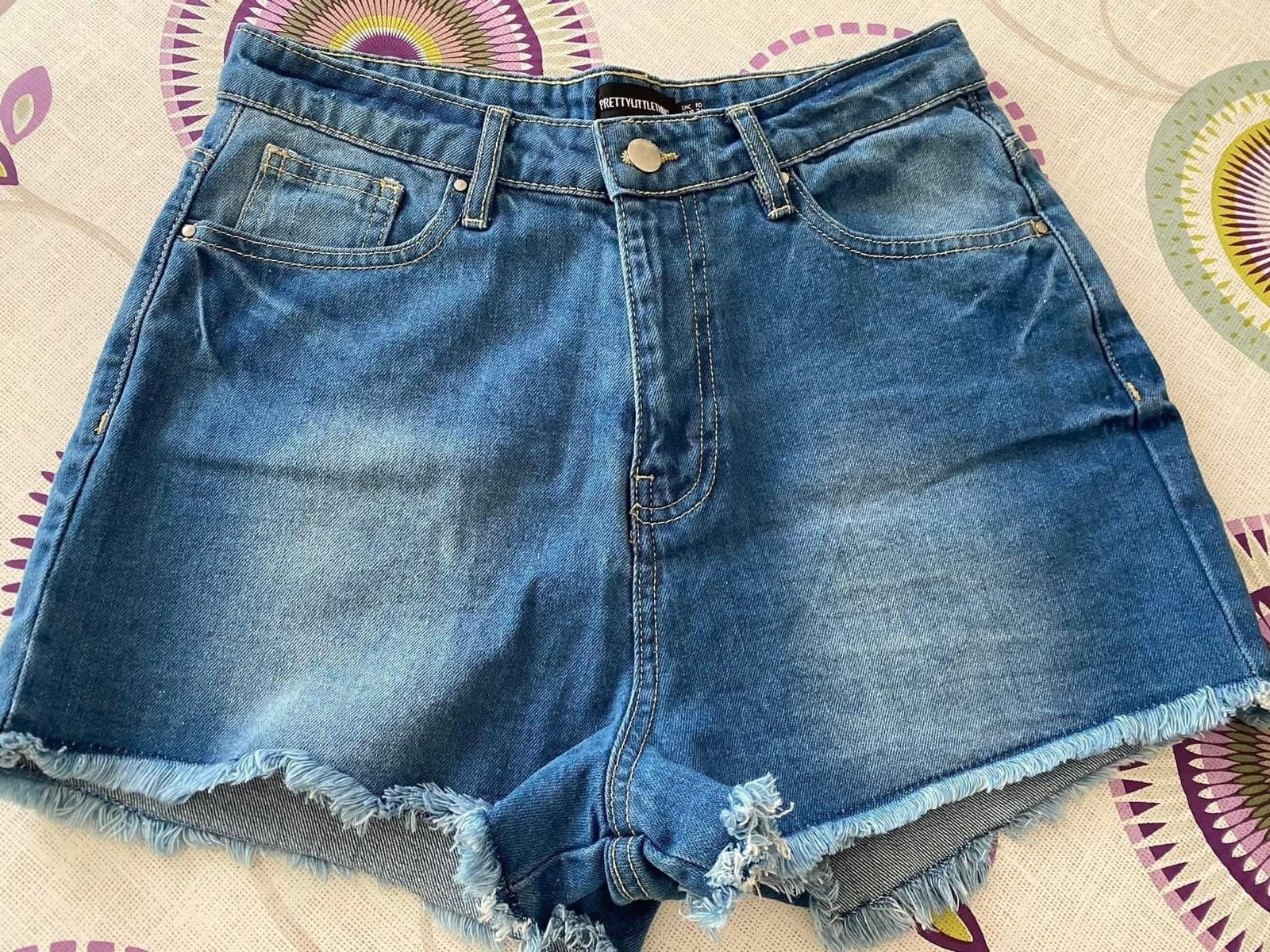 Short en jean bleu PrettyLittleThing à ourlet effiloché  38, Enlèvement ou Envoi, Comme neuf