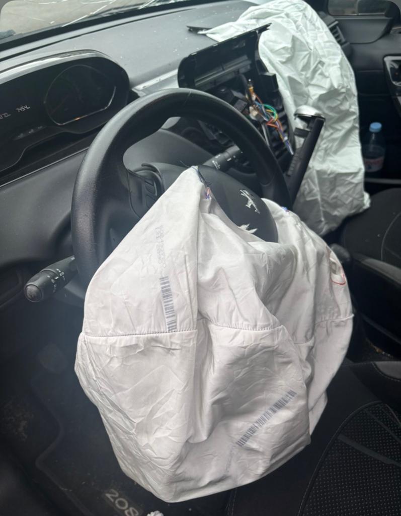 Geaccidenteerde peugeot 208, Ophalen, Gebruikt