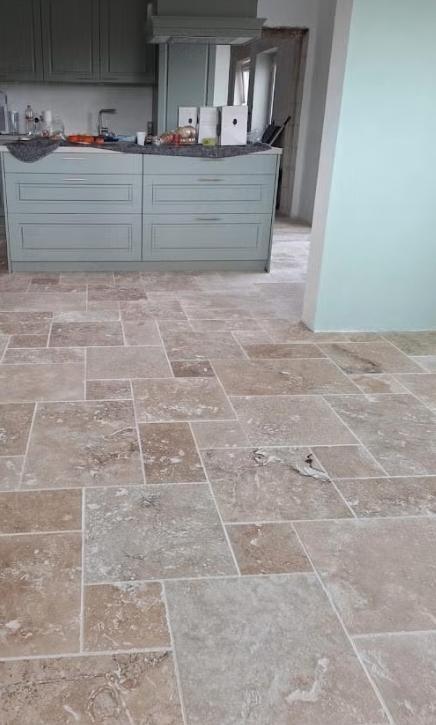 >CARREAUX DE TRAVERTIN, GALBÉS, BANDAGE ROMAN, PLANCHER<, Enlèvement, Bois
