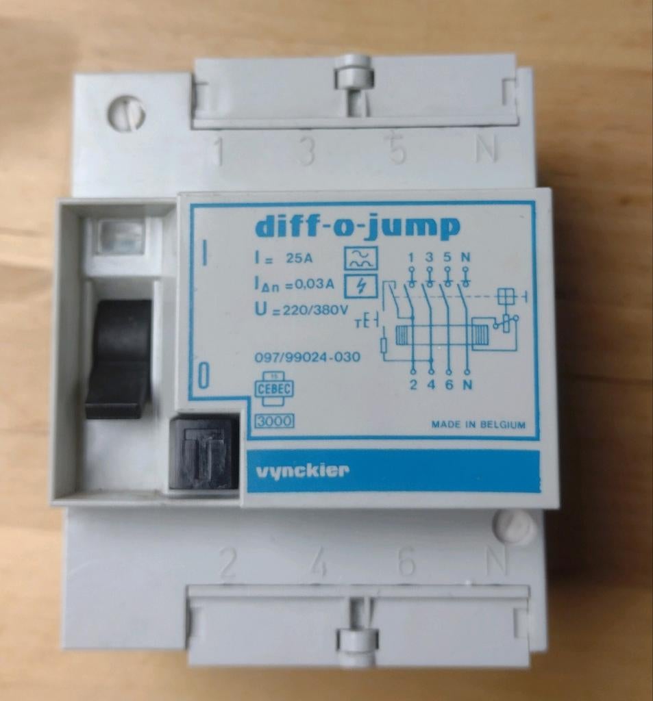 Vynckier diff-o-jump differentieelschakelaar 4P 25A 30mA 3st, Ophalen of Verzenden, Gebruikt, Overige typen