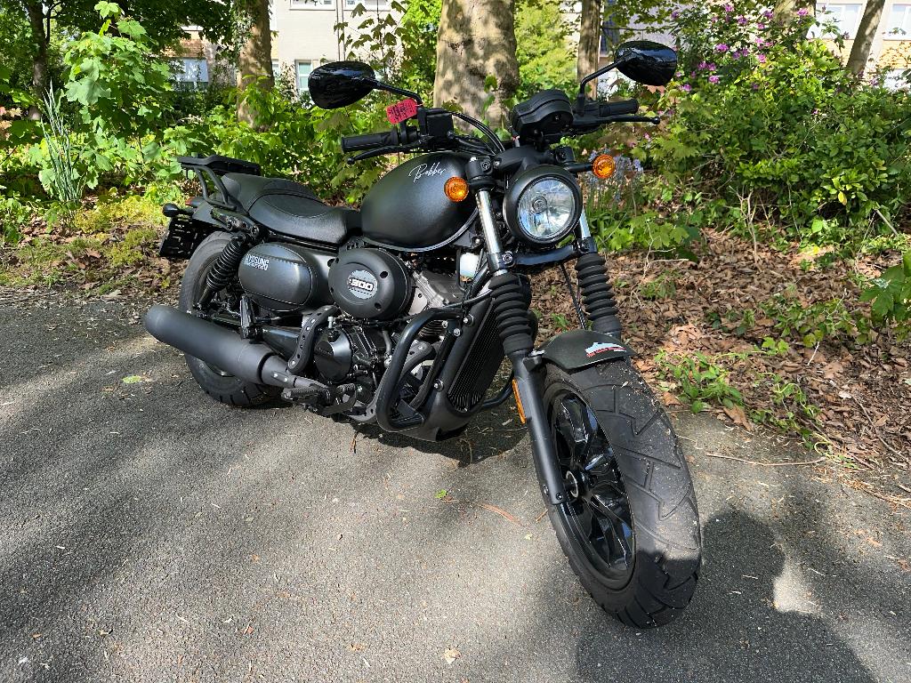 Hyosung Aquila GV300S Bobber Black Edition 2022 Amper 200km, Motoren, 296 cc, 2 cilinders, Nieuw, Chopper