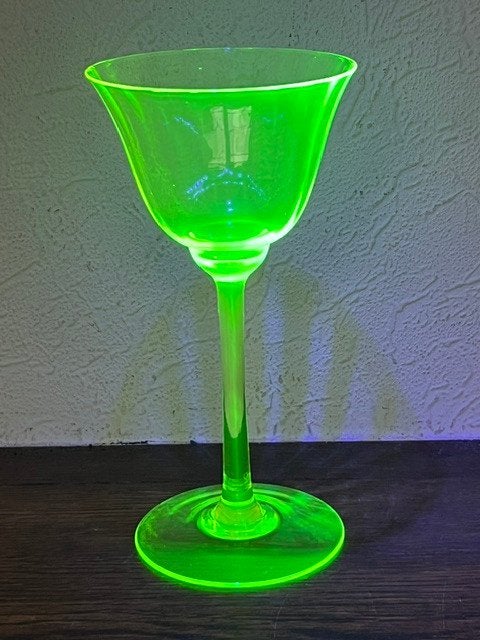 Verre à vin en verre ouraline, Antiquités & Art, Enlèvement