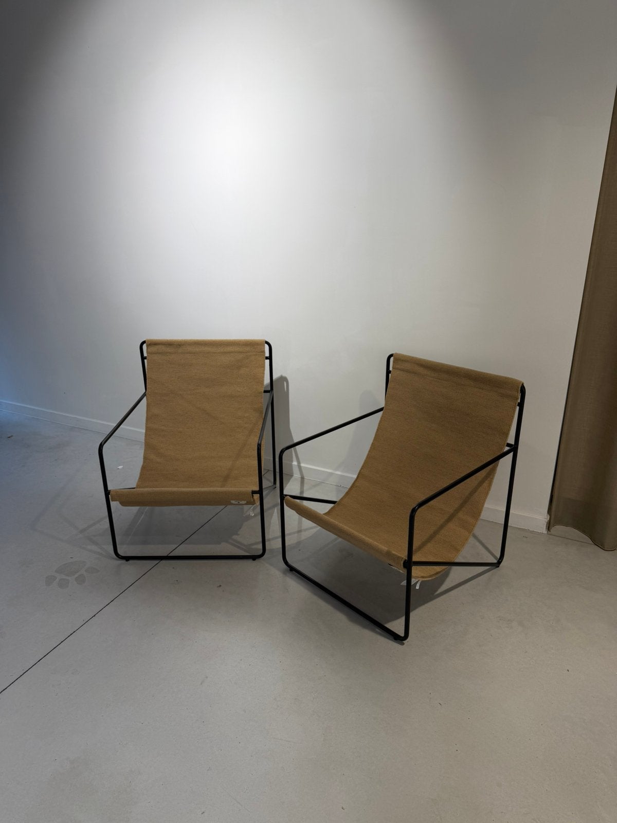 2 ferm LIVING Desert loungestoelen zwart / zand, Ophalen, Zo goed als nieuw