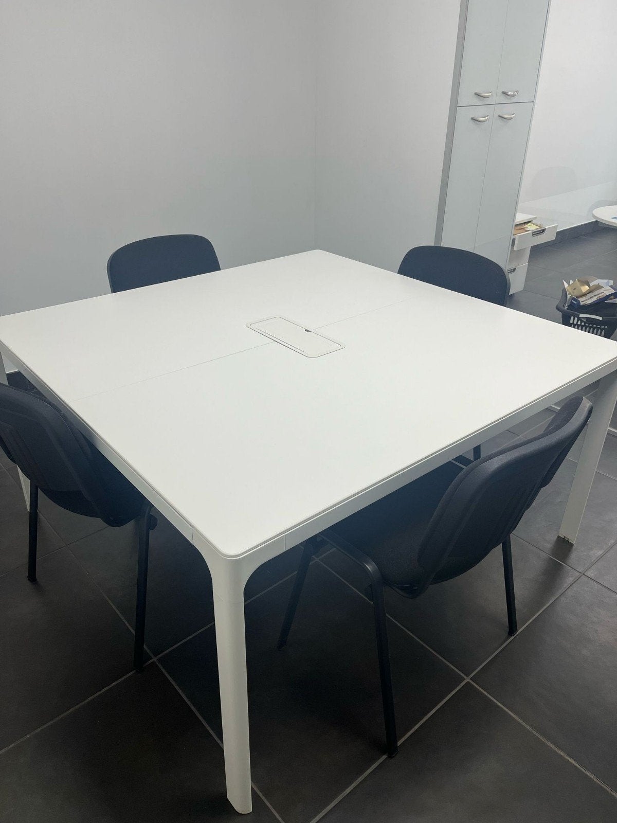 metalen tafel 140/140 cm + 8 stoelen uitstekende staat, Huis en Inrichting, Tafels | Eettafels, Ophalen of Verzenden, Zo goed als nieuw