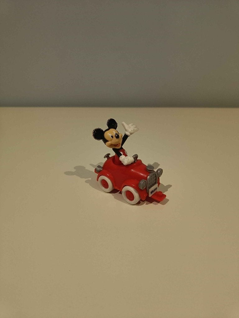 Figurine Disney - Mickey Mouse en voiture - Beetosee, Enlèvement ou Envoi, Mickey Mouse, Utilisé, Statue ou Figurine