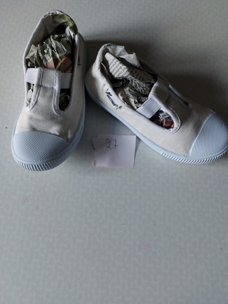 Turn pantoffel wit Maat 33 en ook maat 27  2 € paar, Ophalen, Zo goed als nieuw, Wit, Turnschoenen