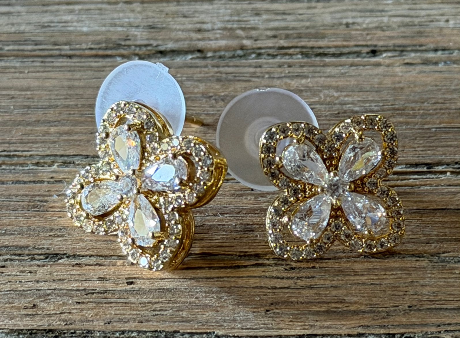 Nieuwe goudkleurige oorbellen, Handtassen en Accessoires, Oorbellen, Overige materialen, Nieuw, Knopjes of Stekers, Goud