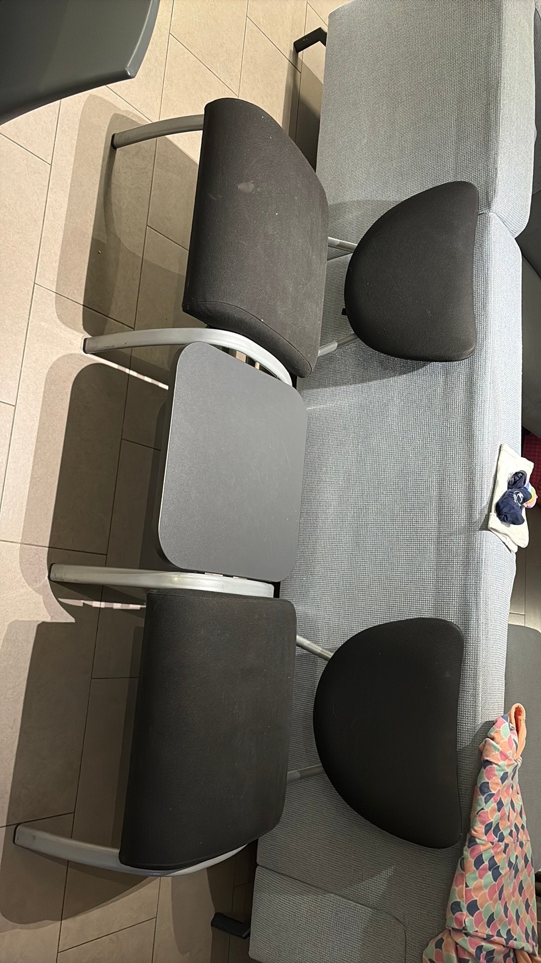 Stoelen met tafeltje aan elkaar/bankje, Ophalen, Gebruikt