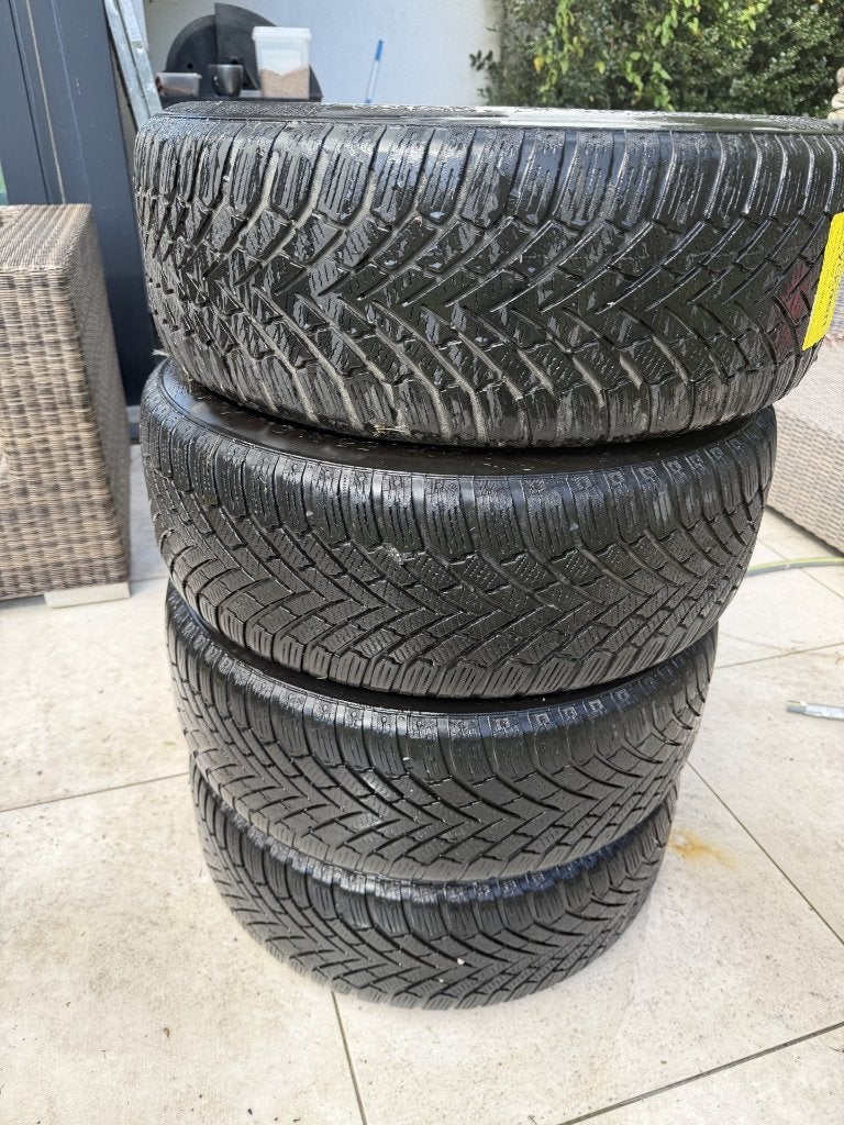 Roues d'hiver 16 pouces d'origine Volvo V40 — Continental, Autos : Pièces & Accessoires, Pneus hiver, 16 pouces, Véhicule de tourisme