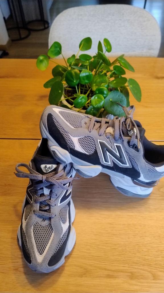 New balance sneakers 9060era in nieuwstaat, Zwart, New Balance, Ophalen of Verzenden, Zo goed als nieuw