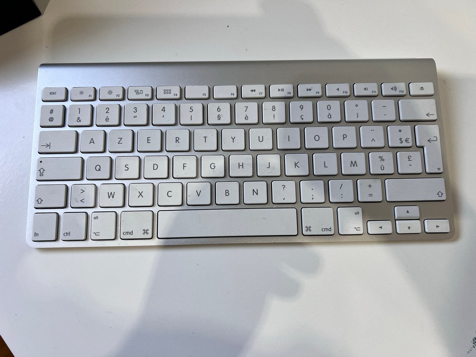 CLAVIER APPLE SANS FIL AZERTY - TBE, Enlèvement ou Envoi, Azerty, Comme neuf, Sans fil