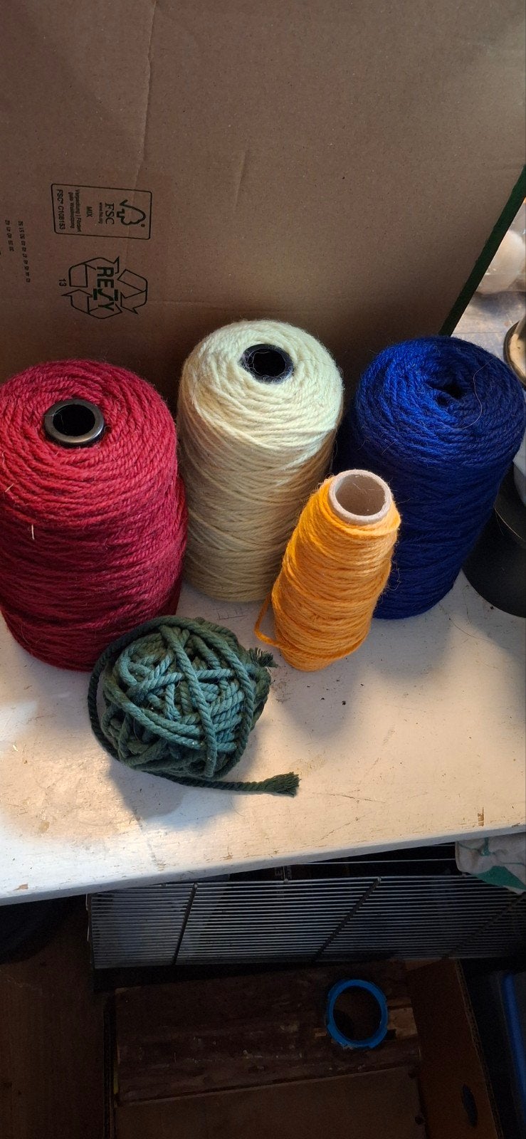Wol klossen 5 & 1x macrame, Hobby & Loisirs créatifs, Enlèvement ou Envoi, Neuf, Tricot ou Crochet, Laine ou Fils