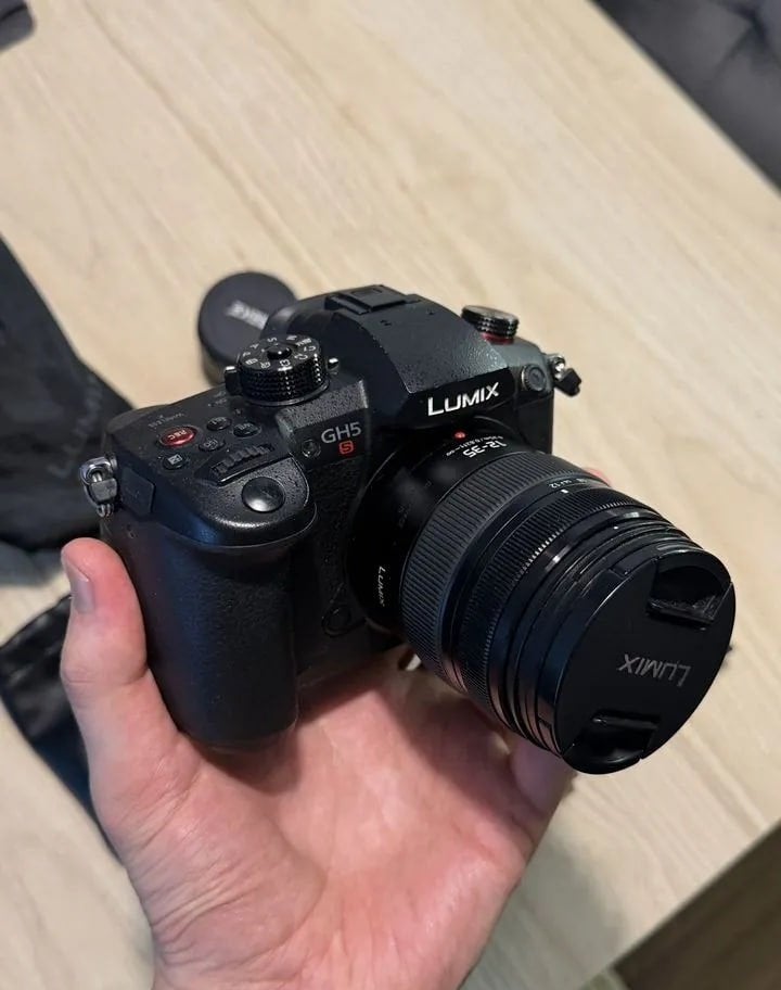 Lumix GH5 : 2 objectifs, 5 piles, cardan, cage, filtre ND, Panasonic, 20 mégapixels, Enlèvement ou Envoi, Poignée