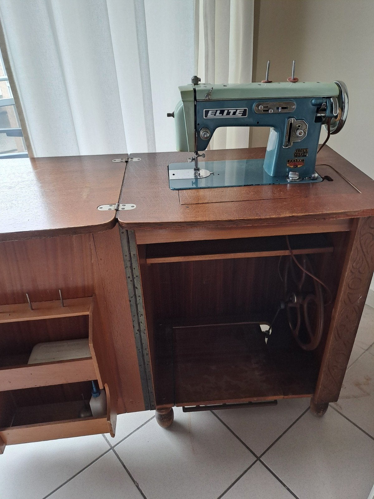 gedecoreerde antieken naaimachinekast, Enlèvement