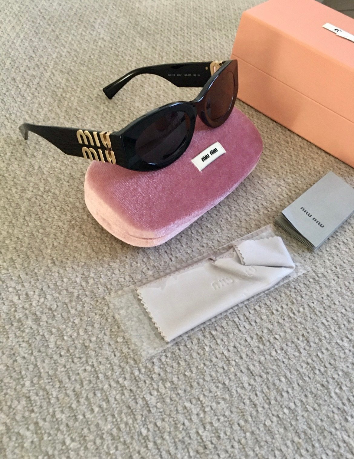 Miu miu zonnebril voor dames, Ophalen of Verzenden, Zo goed als nieuw, Zwart, Bril