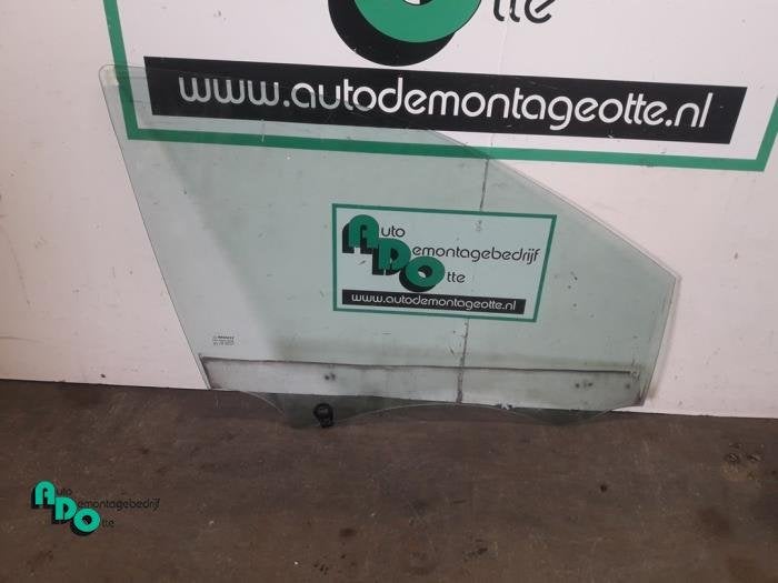 Vitre portière 4portes avant droite d'un Renault Clio (Clio, Renault, -, 3 mois de garantie, Utilisé