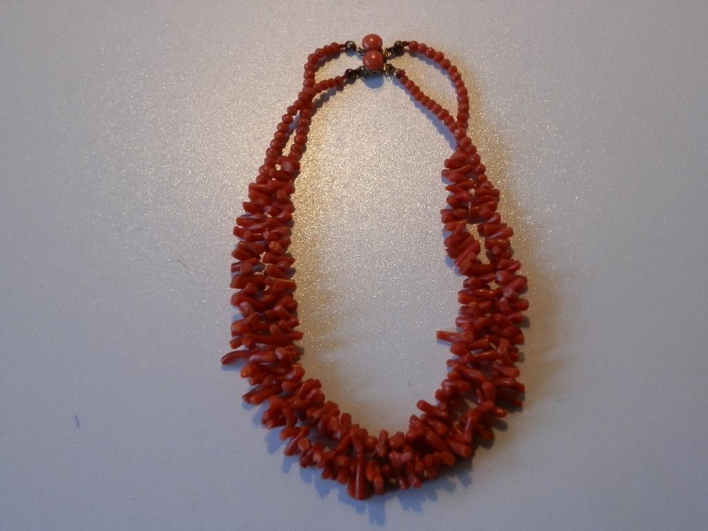 Antieke bloedkoraal collier met gouden slot., Handtassen en Accessoires, Antieke sieraden, Ophalen of Verzenden, Overige materialen