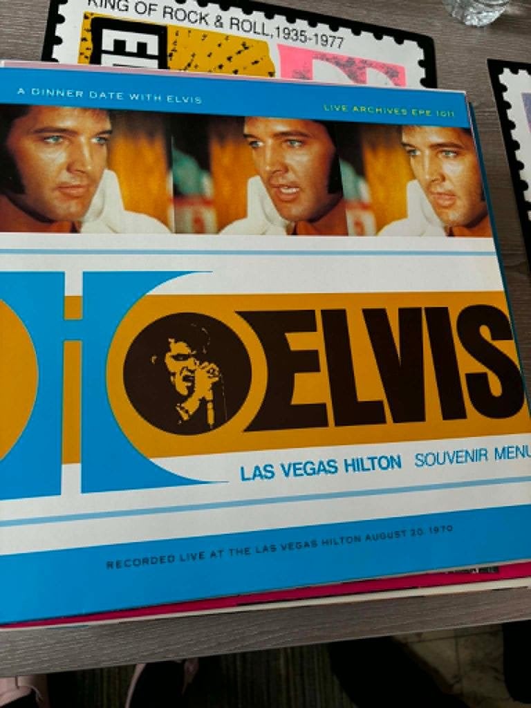 Elvis bootleg lp, Las Vegas Hilton souvenir menu, 20 aug.'70, Enlèvement ou Envoi, Rock 'n' roll, Comme neuf, Housse de protection extérieure