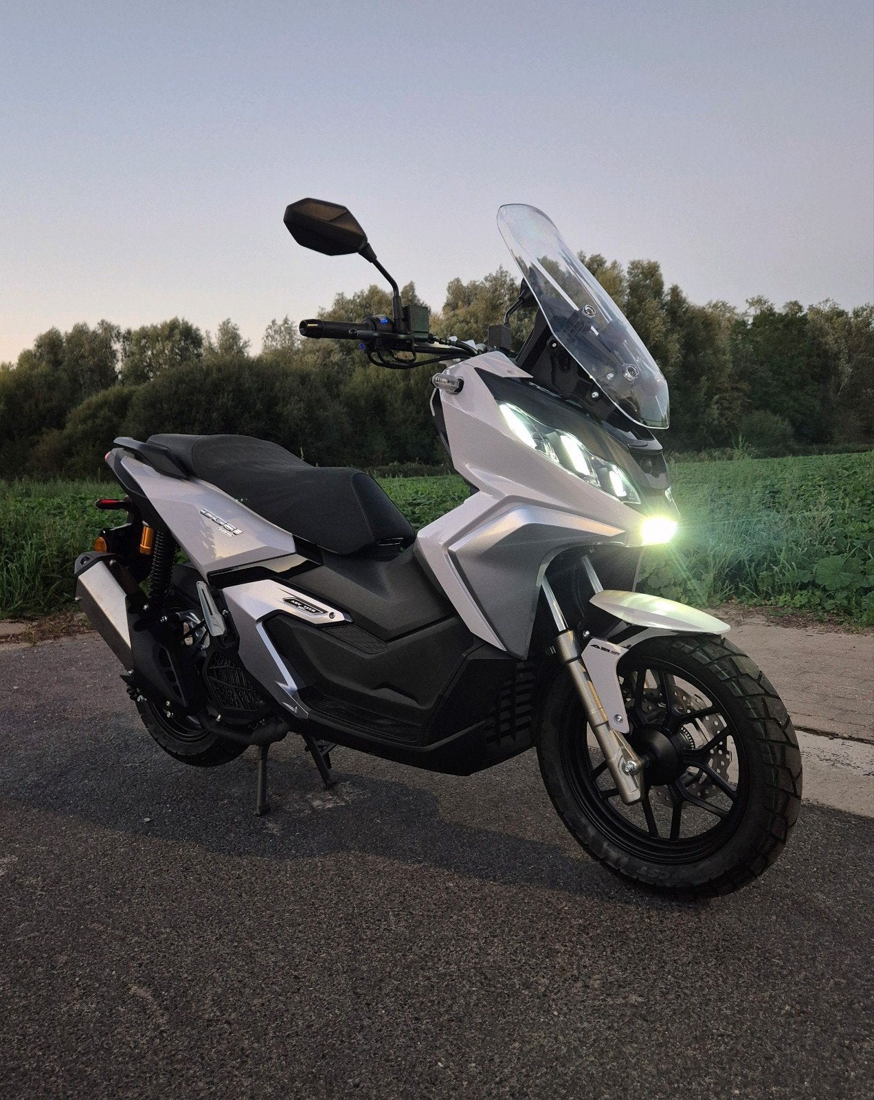 ARIIC gobi 125cc scooter (NIEUW) ABS TCS start/stop navi, Motoren, Ophalen, 1 cilinder, 11 kW of minder