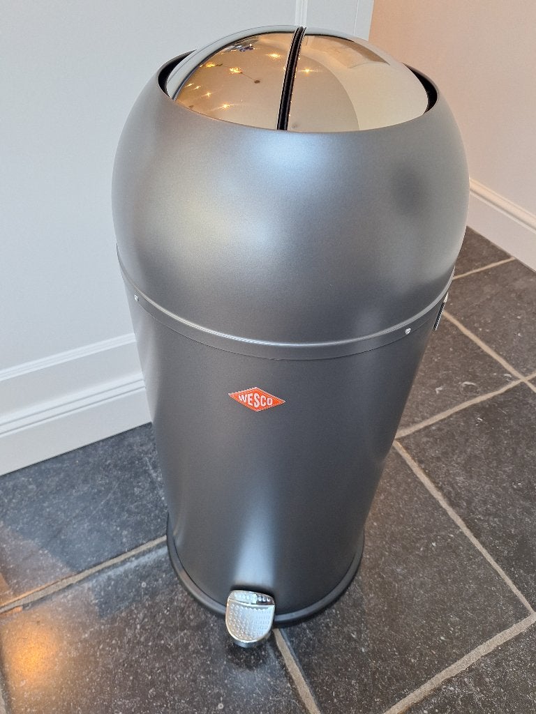 Nieuwe WESCO Kickmaster Prullenbak, 40L Metaal - Grafiet, Maison & Meubles, Neuf, À pédale, Enlèvement ou Envoi, 40 litres ou plus