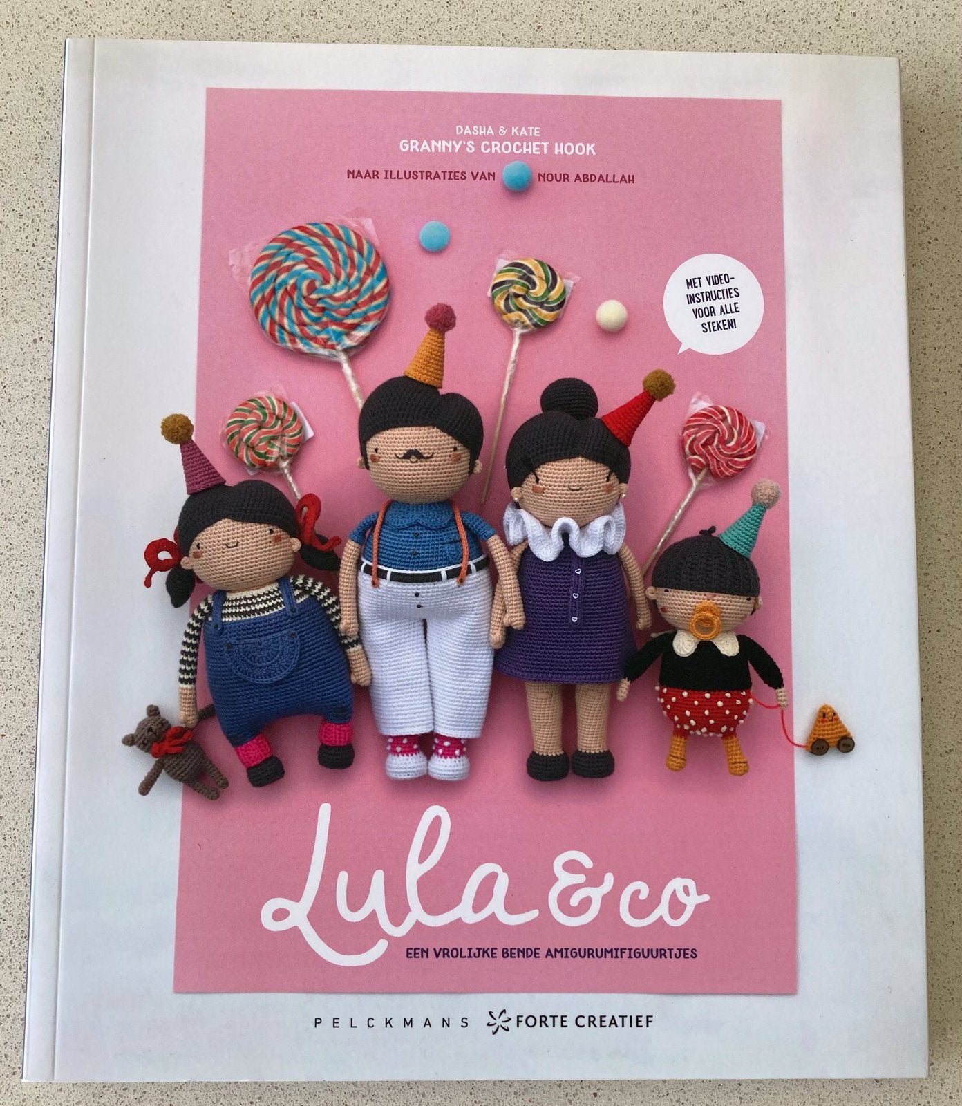 Granny's Crochet Hook - Lula & co, Neuf, Enlèvement ou Envoi, Convient aux enfants, Tricot et Crochet