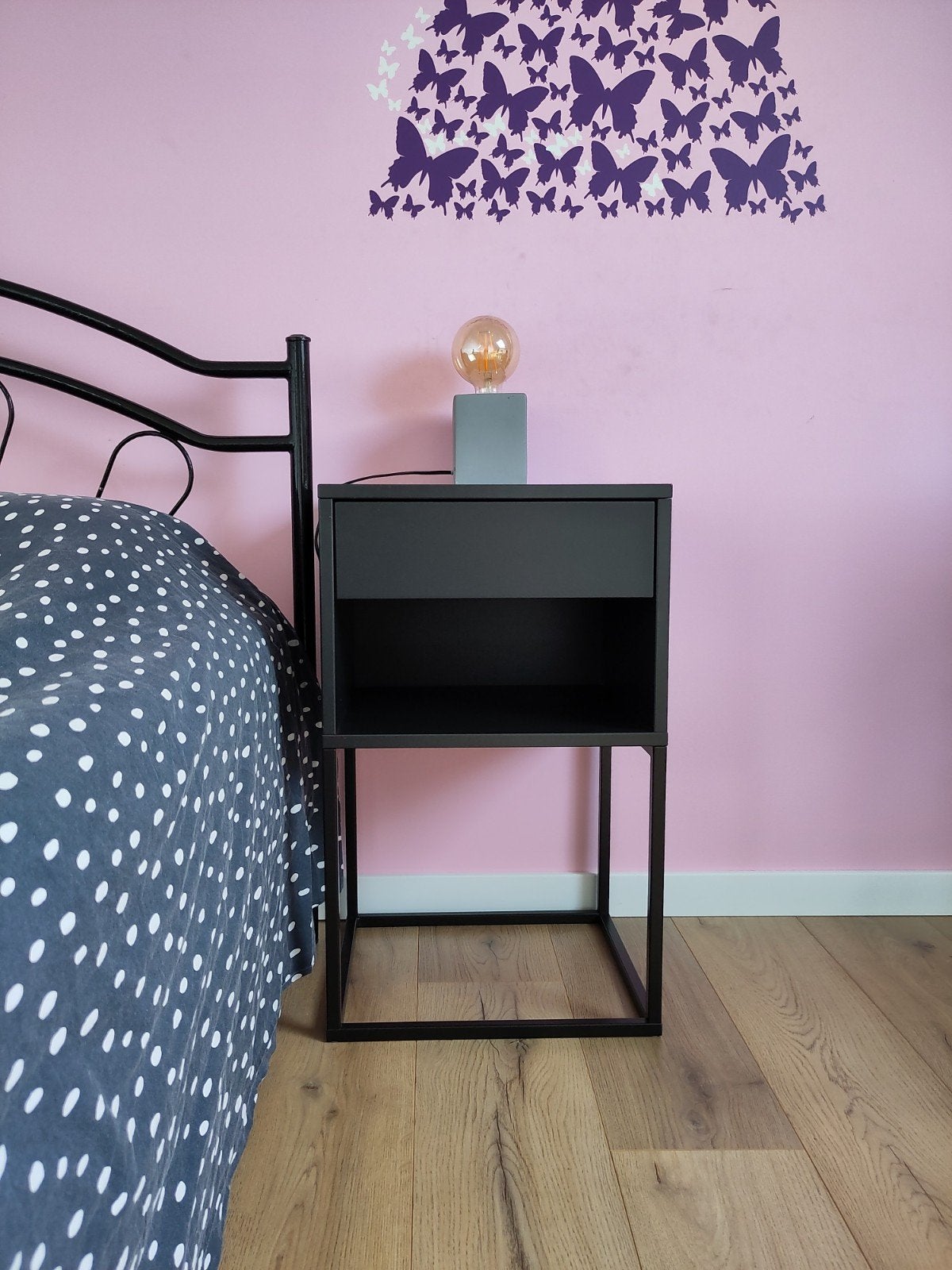 Set nachtkastjes (IKEA Vikhammer, 39x40 cm), Huis en Inrichting, Minder dan 45 cm, Zo goed als nieuw, Hout, 55 tot 70 cm