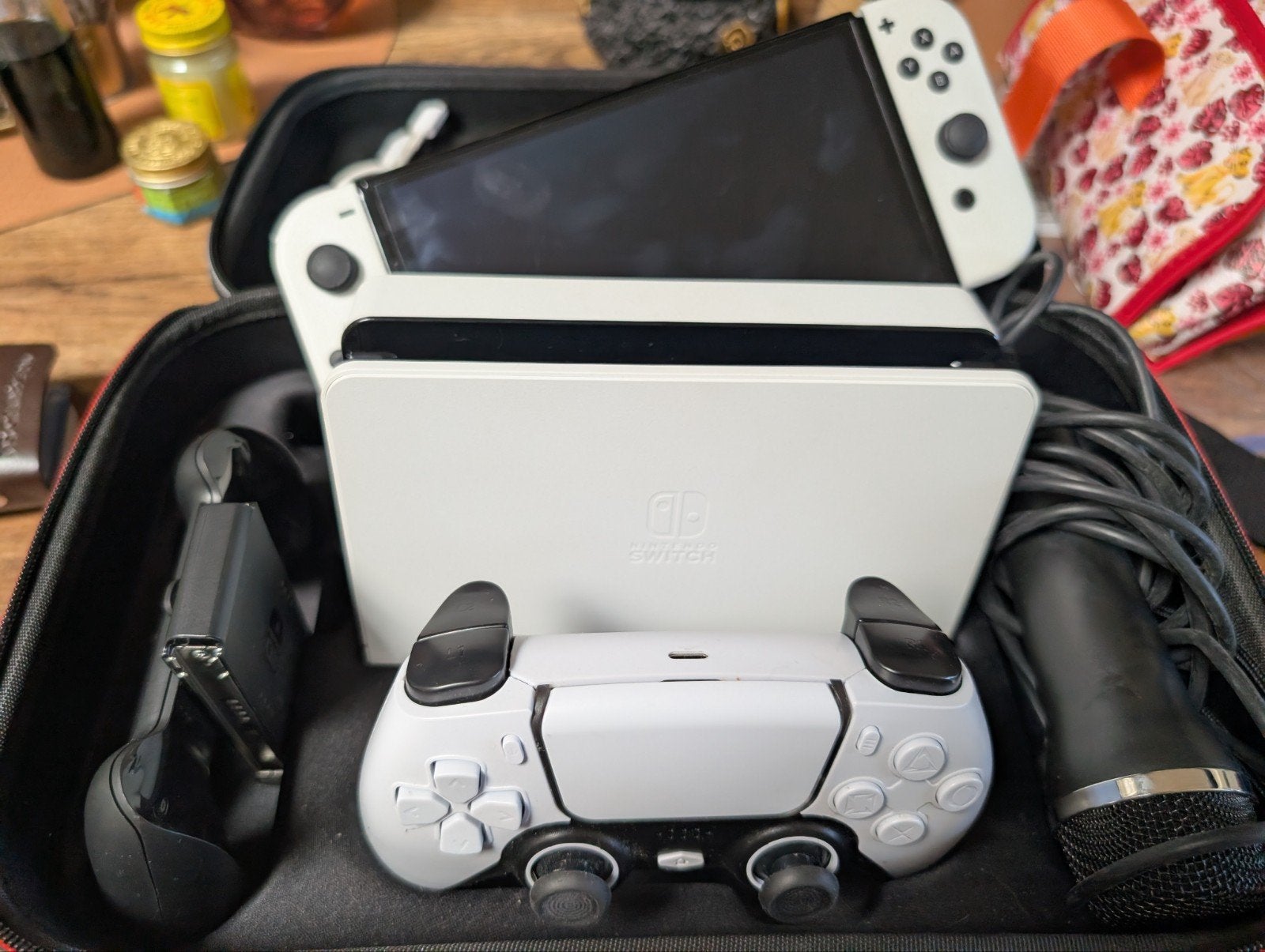 nitendo switch Oled avec Mario kart et housse, Consoles de jeu & Jeux vidéo, Switch OLED, Avec 1 manette, Enlèvement, Utilisé