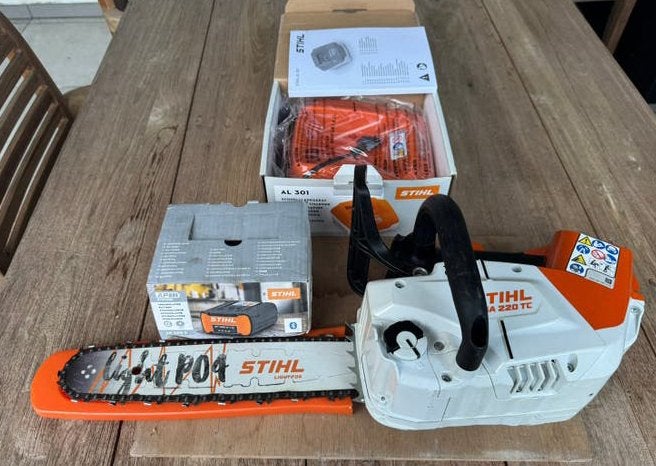 Stihl Msa 220 TC + accu en snellader, Ophalen, Zo goed als nieuw, Kettingzaag
