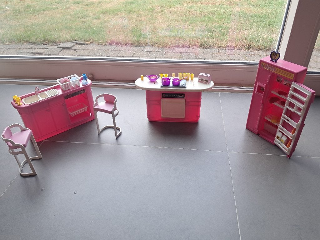 Barbie keuken: koelkast, fornuis, gootsteen, 2 stoelen, Ophalen of Verzenden, Gebruikt, Barbie