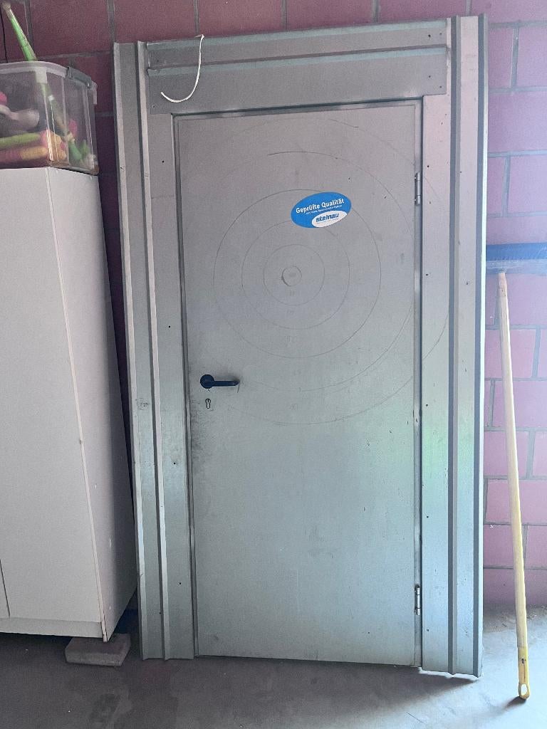 metalen werfdeur, Doe-het-zelf en Bouw, Ophalen, Zo goed als nieuw, IJzer