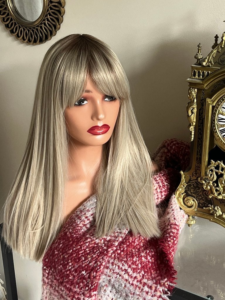 Sublime perruque blonde lisse avec frange et sans raie, Enlèvement ou Envoi, Neuf, Perruque ou Extension de cheveux