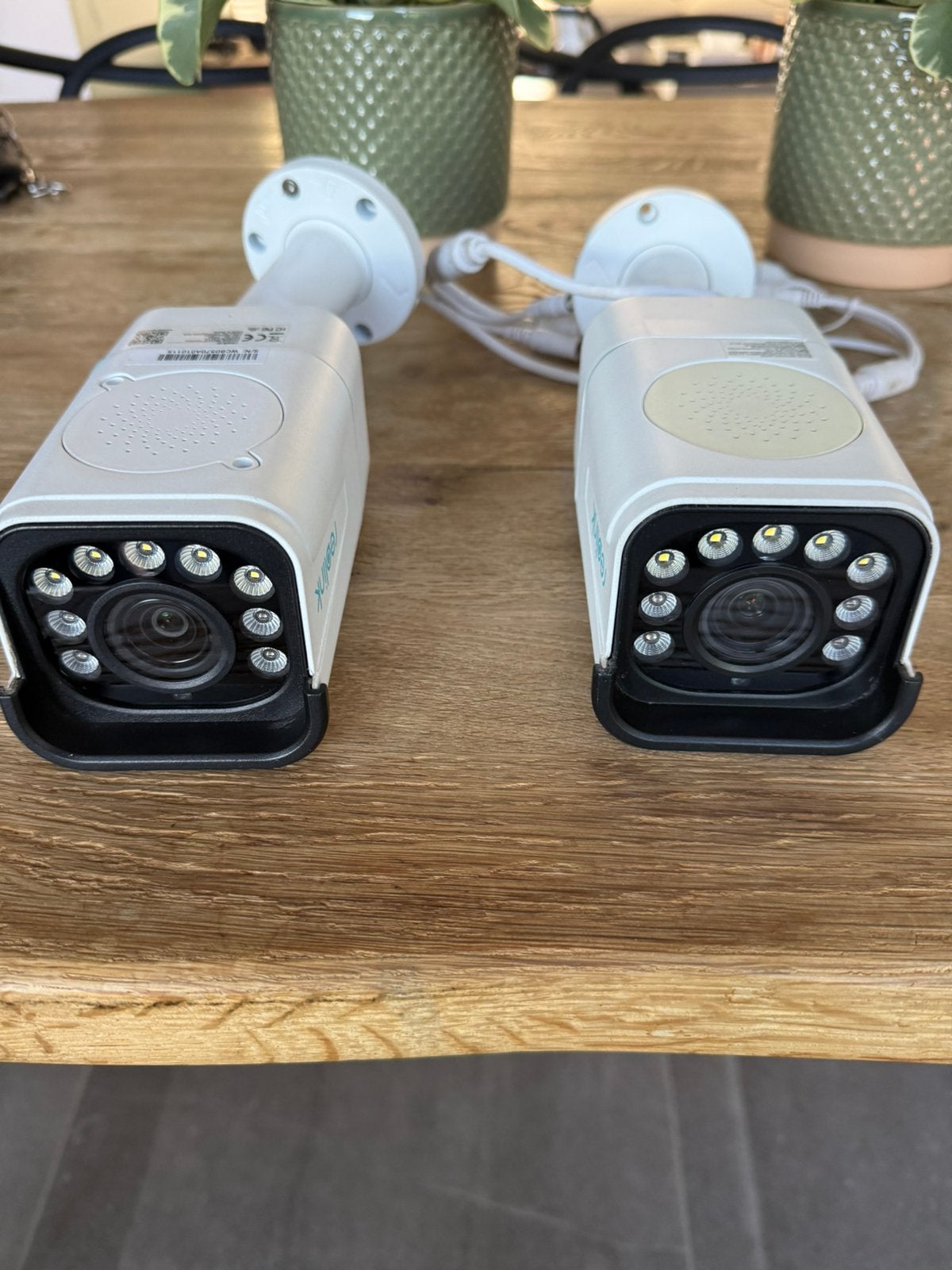 2 Caméra  RLC 811A, TV, Hi-fi & Vidéo, Enlèvement ou Envoi, Utilisé, Caméra extérieure