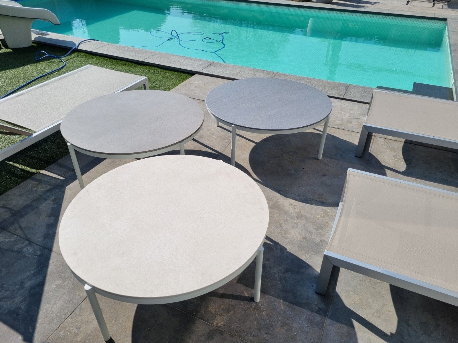 NIEUWE Jardinco Volte loungetafels dia90cm VOLKERAMIEK, Ophalen, Aluminium