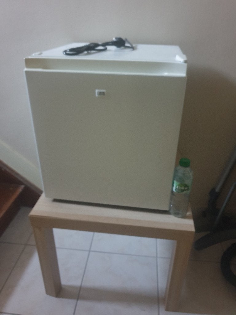 LISTO RML50-50B2 minikoelkast 50L Goede staat + kleine tafel, Elektronische apparatuur, Koelkasten en IJskasten, Ophalen, Zonder vriesvak
