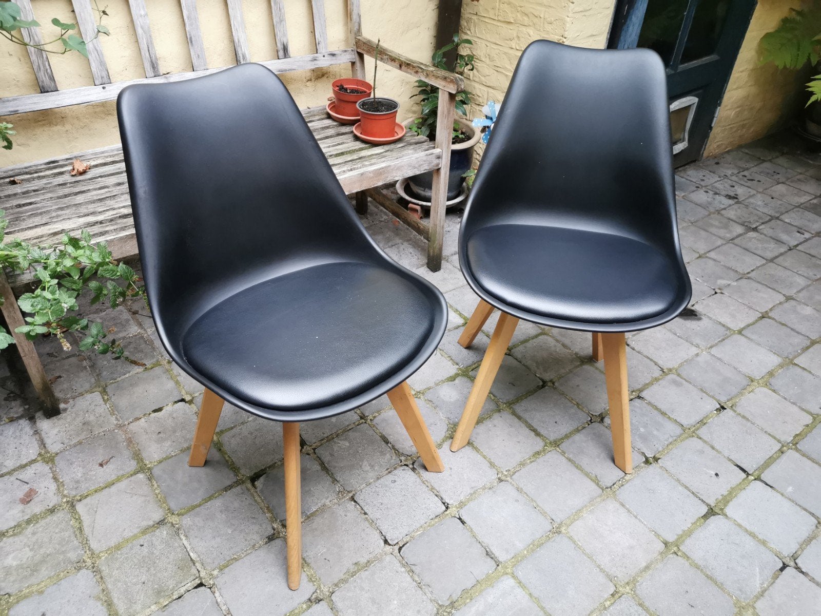 2 Skandinavische zwarte kuipstoelen. prijs voor de 2 samen., Huis en Inrichting, Ophalen, Kunststof, Gebruikt, Twee