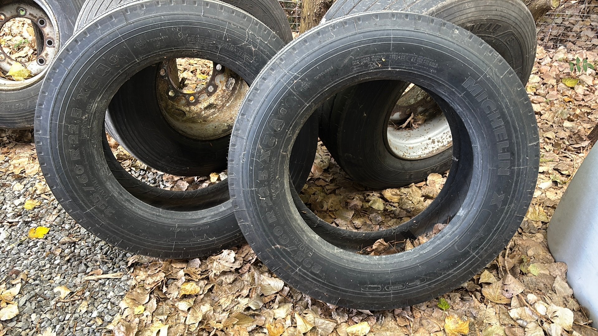 2 Vrachtwagenbanden 295/60 22.5 Michelin, Ophalen