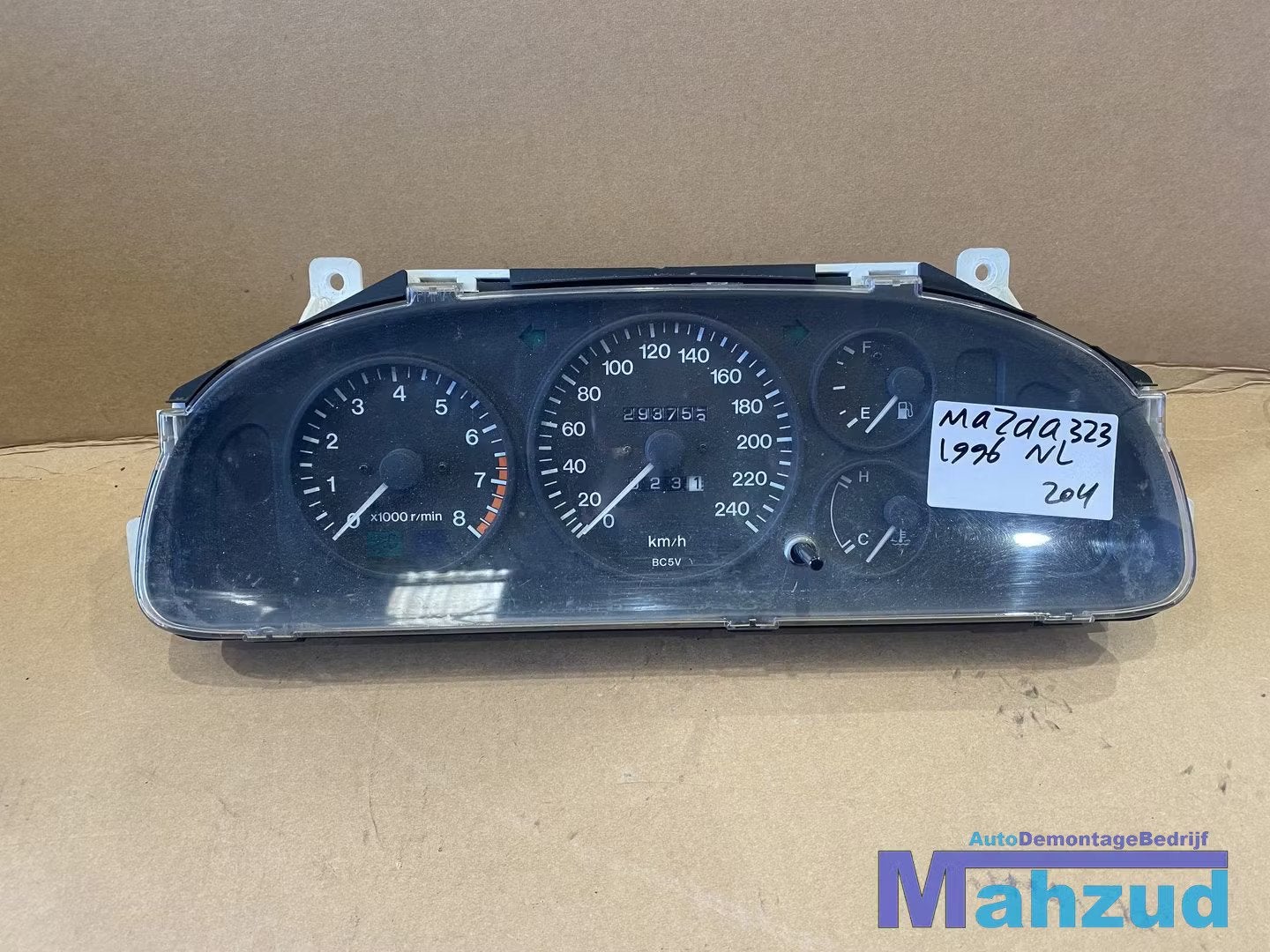 MAZDA 323 TELLERUNIT kmteller instrumentenpaneel 1994-1998, Gebruikt, Shinchi, Fuchu-Cho 3-1
730-8670  Hiroshima, Mazda Motor Corporation