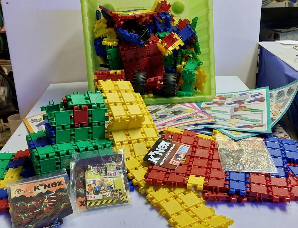 Jouets de construction Clics Toys,grand lot de livres, roues, Enfants & Bébés, Enlèvement, Comme neuf